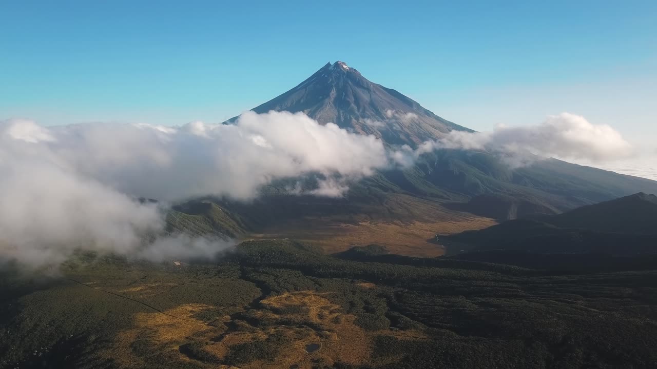 moviéndose sobre un valle hacia el volcán mt taranaki