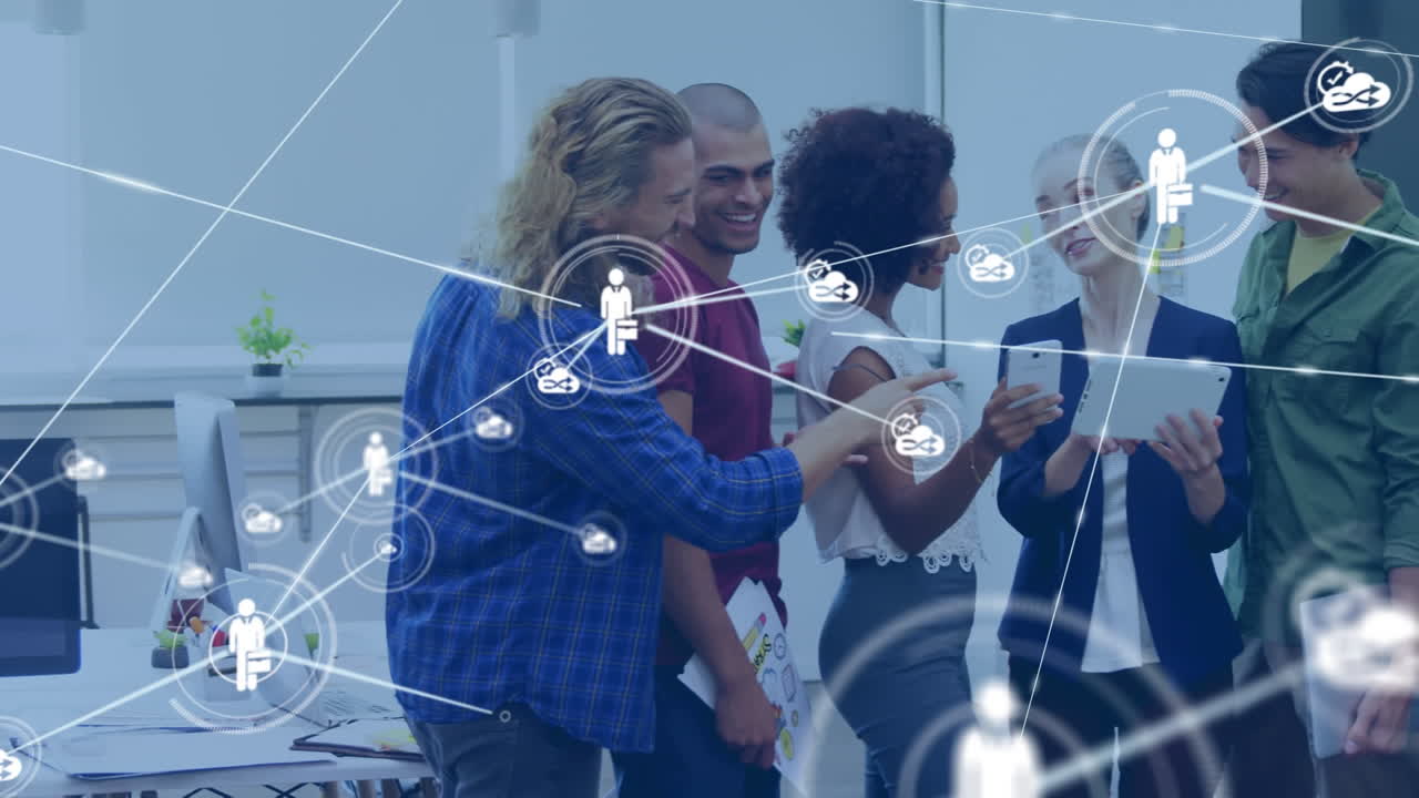 animación de iconos conectados sobre diversos compañeros de trabajo compartiendo ideas sobre tecnología en la oficina.