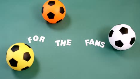 tres balones de fútbol con texto en fondo verde 4k