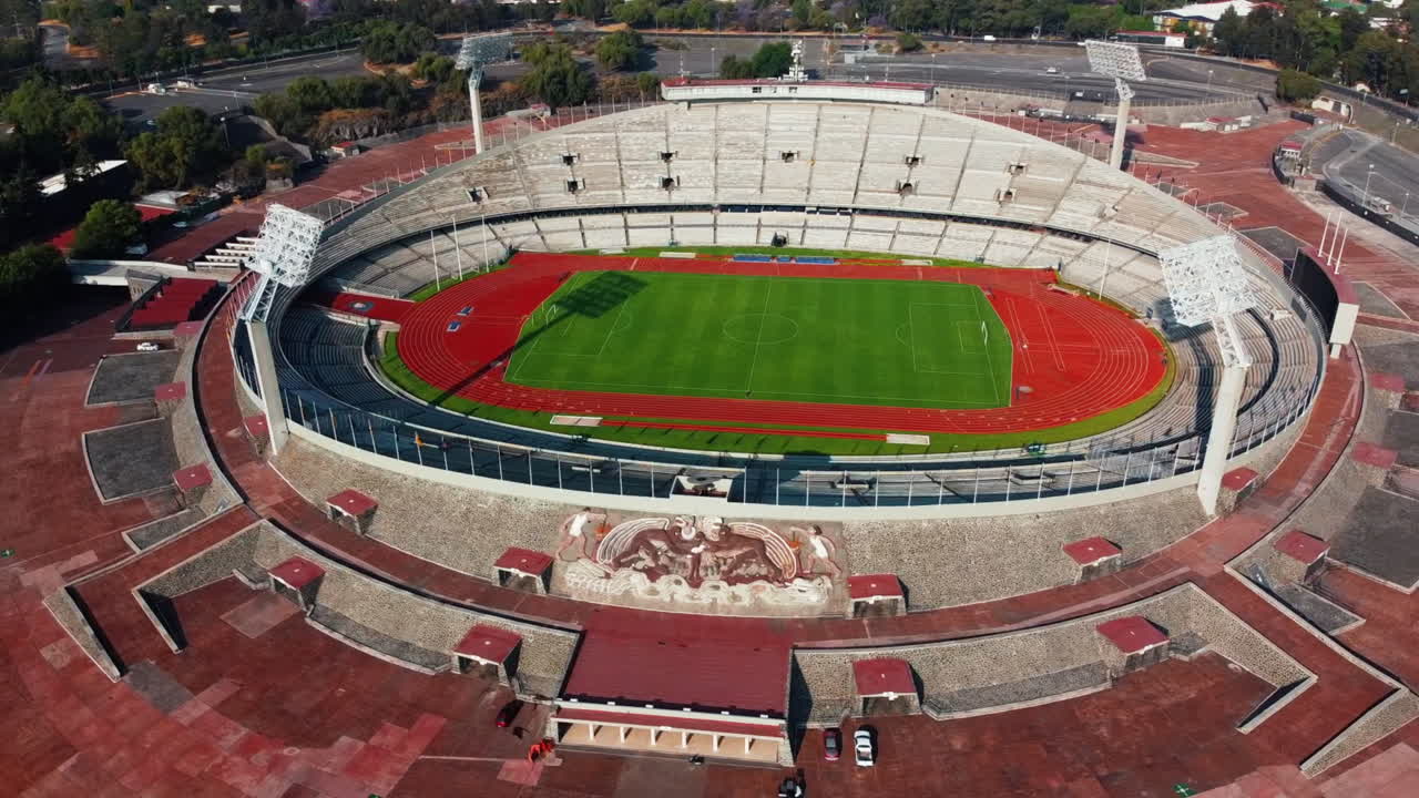 ciudad de méxico - junio de 2022: el estadio olímpico universitario es un estadio de usos múltiples ubicado dentro de la ciudad universitaria en la ciudad de méxico