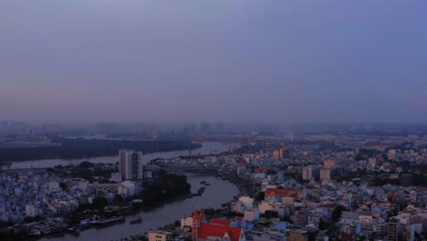 Imágenes-De-Vídeo-De-4.000-Drones,-Toma-Panorámica-Del-Río-Saigón-Y-El-Horizonte-De-La-Ciudad-Al-Atardecer,-Ciudad-De-Ho-Chi-Minh,-Vietnam