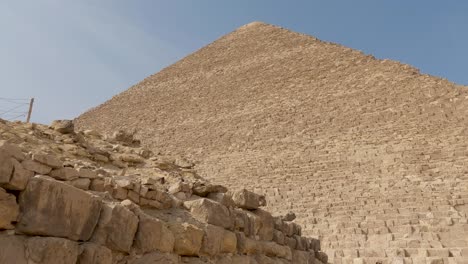 vista hacia arriba desde la base de la gran pirámide de giza contra el cielo azul