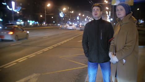 Hombre-Y-Mujer-Hojeando-En-La-Carretera-De-La-Ciudad