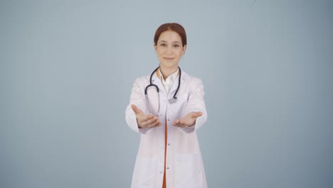 el médico extiende una mano de ayuda.