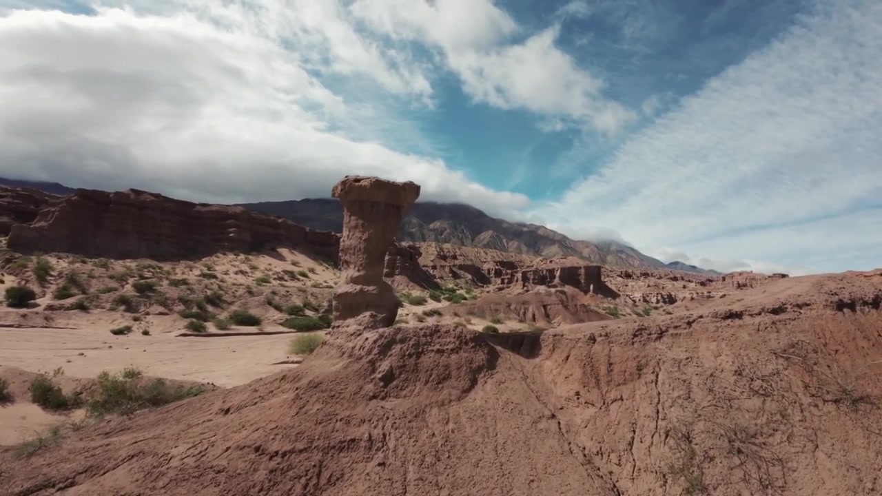 FPV-drone flyver på asfalteret vej i naturreservatet Quebrada las Conchas. UNESCO. Salta, Argentina. 4K