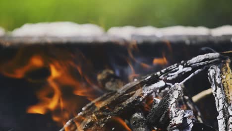 Tarde-Dentro-Y-Fuera-De-Foco-Y-Imágenes-Más-Cercanas-De-Una-Pila-De-Madera-Que-Arde-Y-Fuma