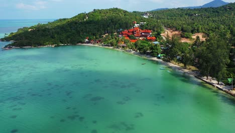 Luftpanorama-Der-Tropischen-Insel-Mit-Perfekt-Klarem,-Türkisfarbenem-Meerwasser,-Weißem-Sandstrand-Und-Luxusresorts