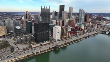 horizonte de pittsburgh, pennsylvania durante el día de invierno
