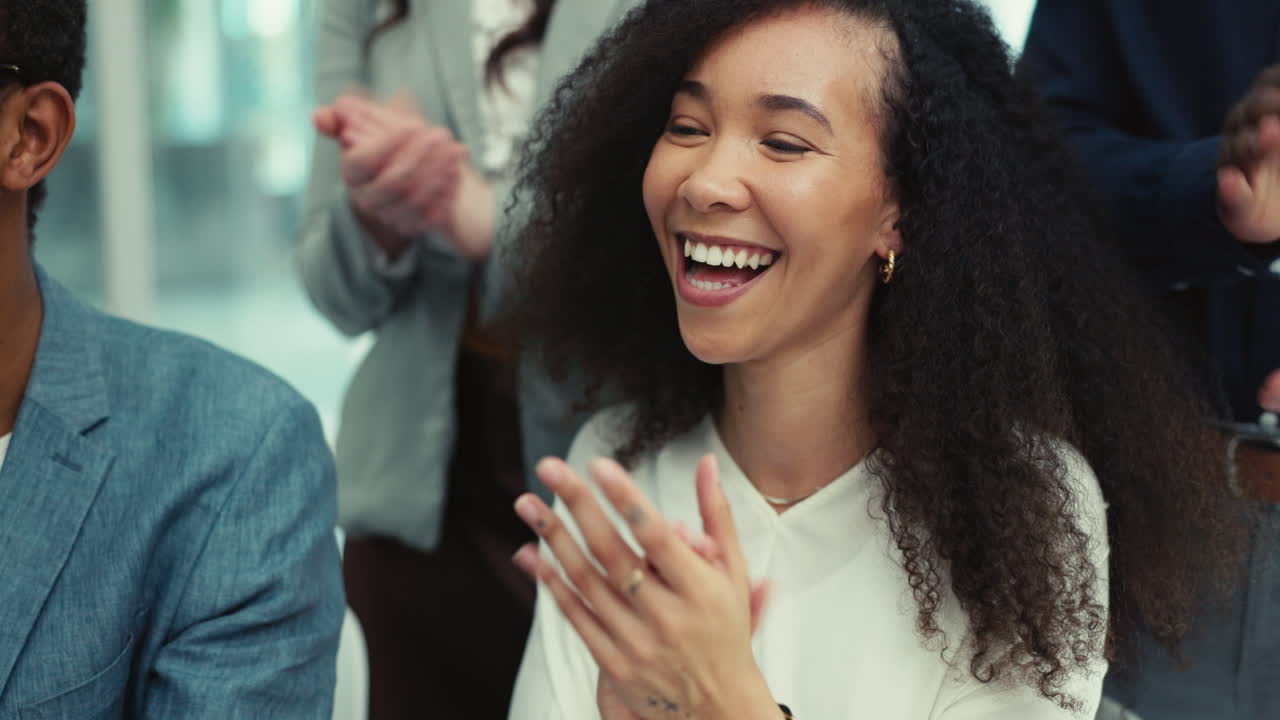 gente de negocios, éxito y apoyo con aplausos