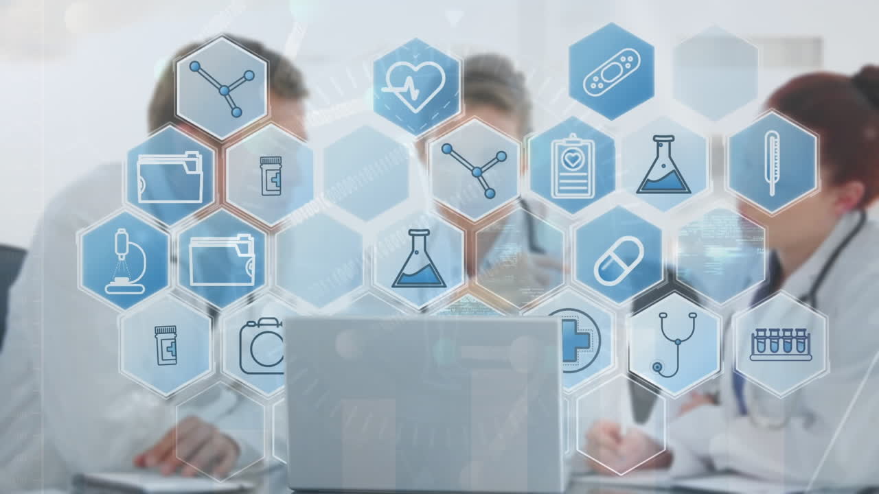 animación de la red de conexiones con iconos médicos a través de diversos médicos que utilizan computadora portátil.