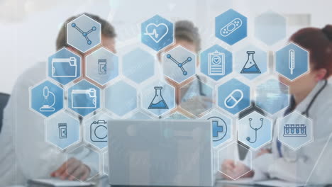 animación de la red de conexiones con iconos médicos a través de diversos médicos que utilizan computadora portátil.