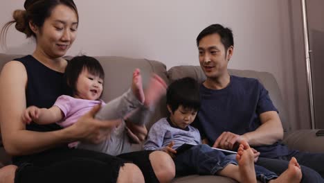 Familia-Disfrutando-Del-Tiempo-Relajándose-Juntos-En-Casa