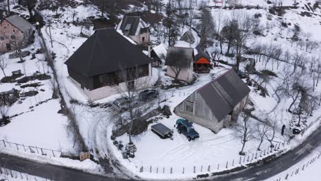 Antenne---Schöner-Verschneiter-Winter-Auf-Einem-Bauernhof,-Kolasin,-Montenegro,-Spinnschuss