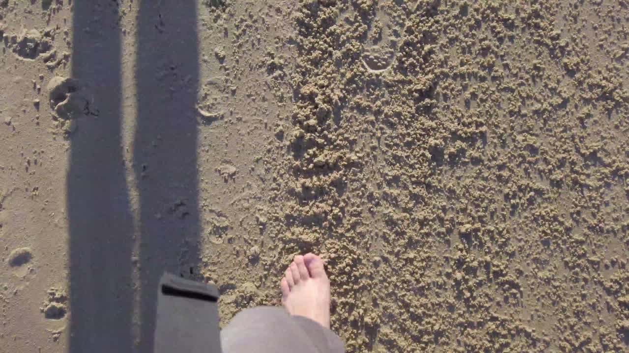 누군가 해변을 산책하고 모래 언덕을 향해 - 오스트레일리아