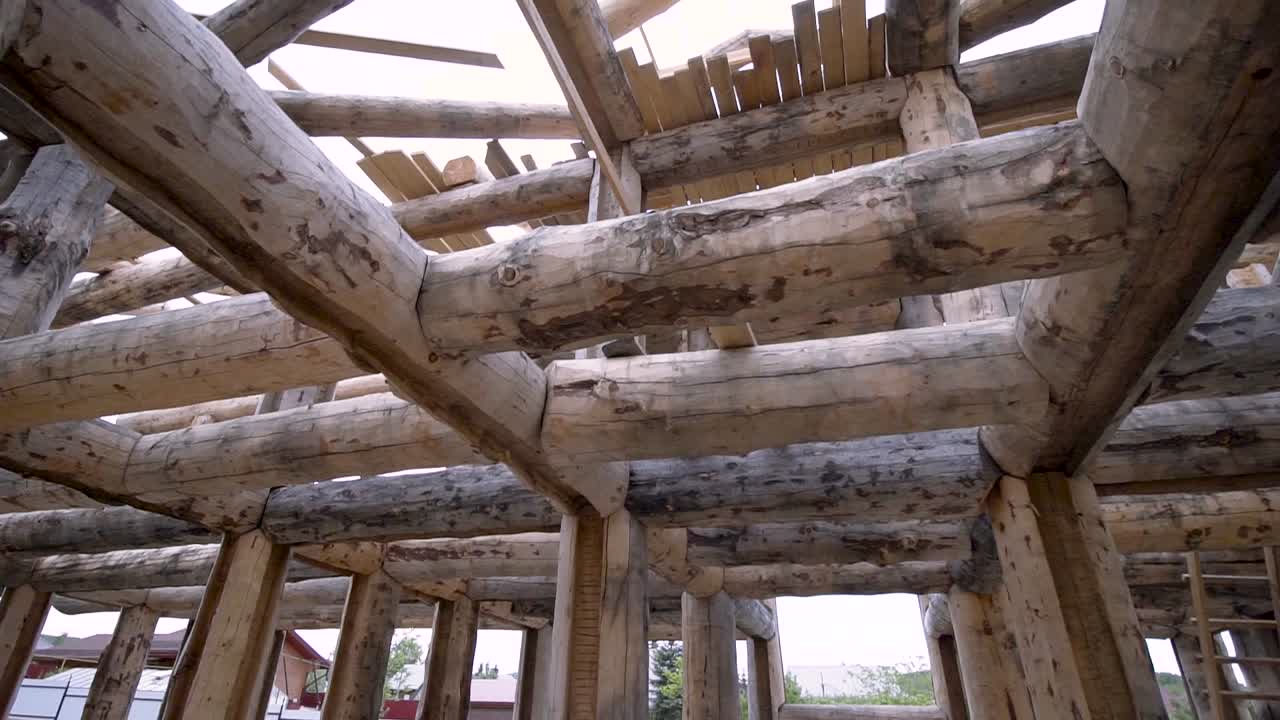 construcción de cabañas de madera en curso