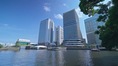 hermoso jardín tradicional japonés y estanque con rascacielos tokyo