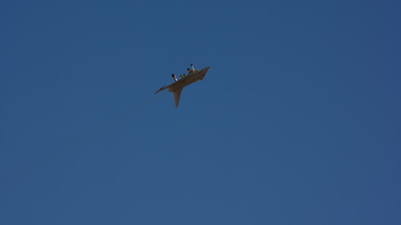 Eurofighter Typhoon Jet bei einem Flugmanöver am blauen Himmel