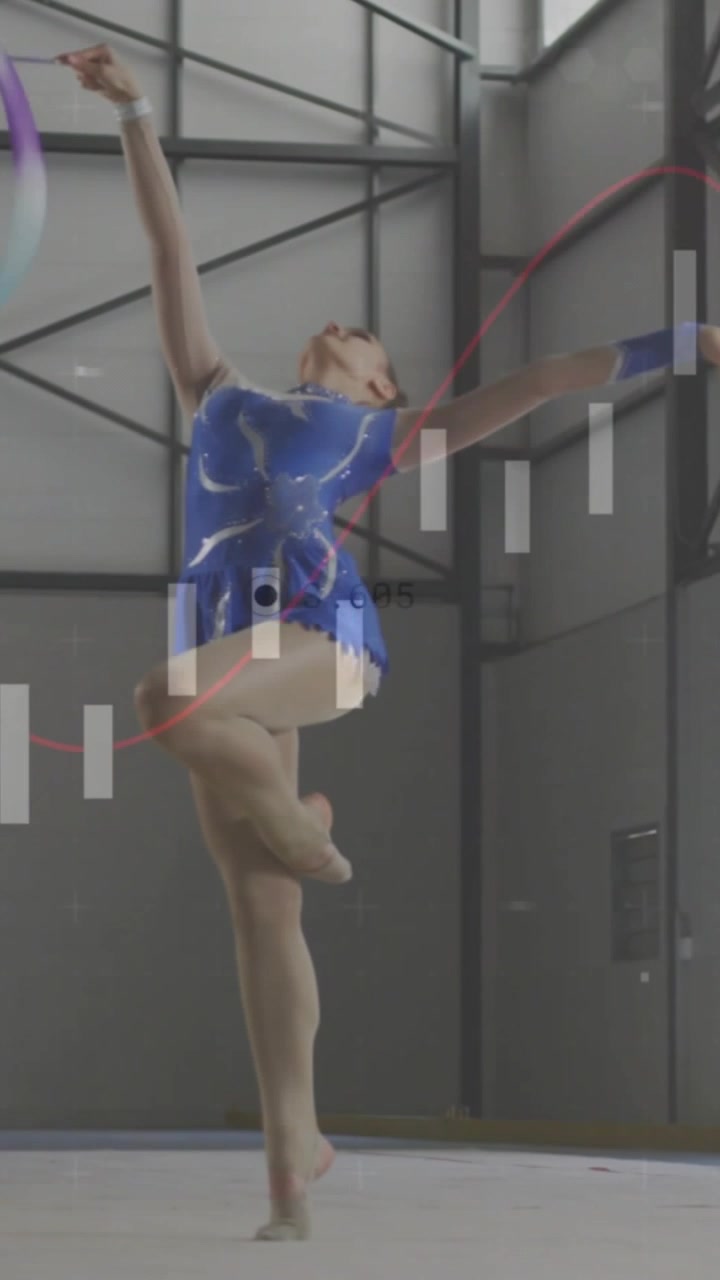 Video verticale: ginnasta ritmica adolescente che inizia facendo roteare il nastro, ruotando sul tappeto per una competizione.