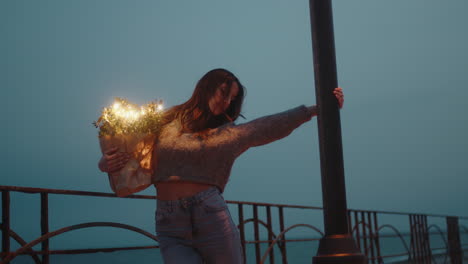 mujer con una bolsa de luces