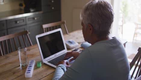 Ältere-Frau-Mit-Gemischter-Abstammung,-Die-Eine-Medizinische-Online-Beratung-Per-Laptop-Hat