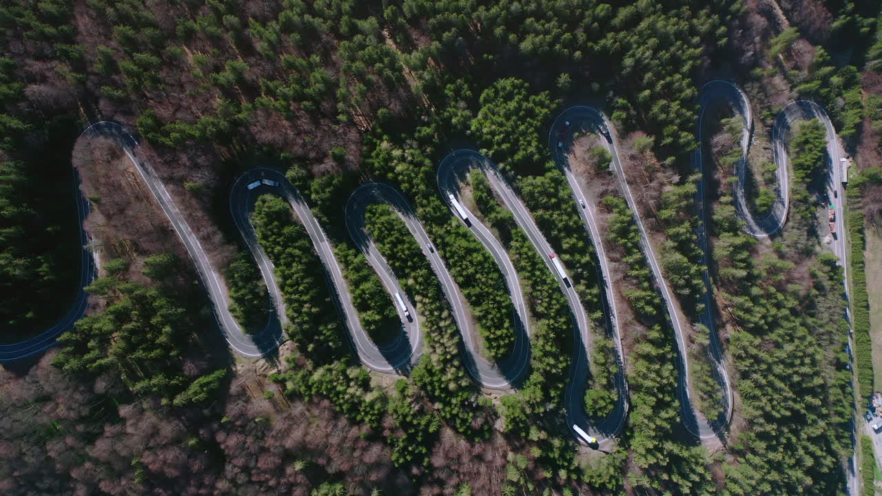 antena: camino sinuoso paso bratocea en rumania, bajando la vista horizontal de arriba hacia abajo