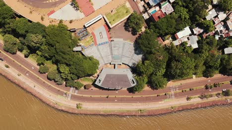 Imagen-De-Arriba-Hacia-Abajo-Del-Anfiteatro-Manuel-Antonio-Ramírez-En-Posadas,-Misiones,-Argentina,-Que-Muestra-La-Belleza-Arquitectónica-Y-El-Significado-Cultural-A-Vista-De-Pájaro.