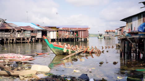 Vista-Panorámica-De-La-Contaminación-Plástica-En-Un-Pueblo-Flotante-En-Camboya