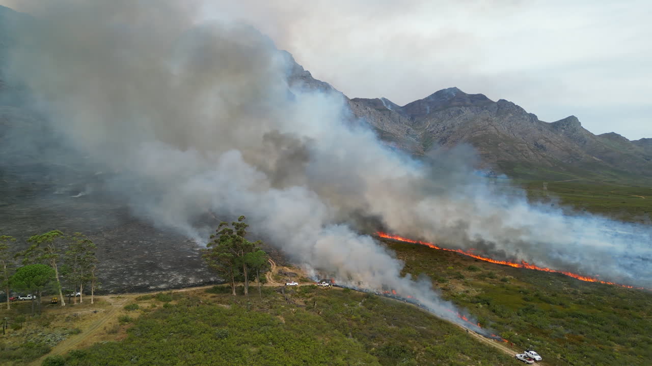 incendio de montaña en una granja en el cabo occidental, sudáfrica