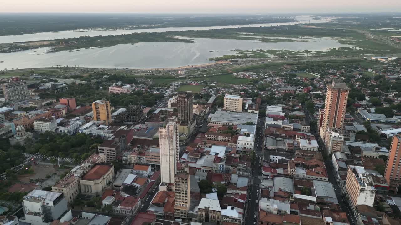 Vista panoramica aerea con drone della zona centrale con edifici storici lungo il fiume Paraguay, accanto alla baia ad Asunción, Paraguay.