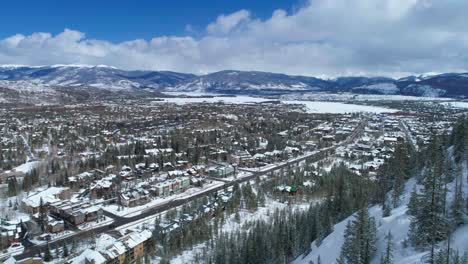 disparo de dron envolviendo la ladera de una montaña revelando frisco, co