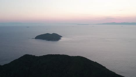 Atardecer-Aéreo-Amplio-Paisaje-Drone-En-Wakayama-Paisaje-Del-Océano-Pacífico-Agua-Tranquila-Japón-Mar-Japonés-Con-Atardecer-Degradado-Horizonte-Rosa-Dorado