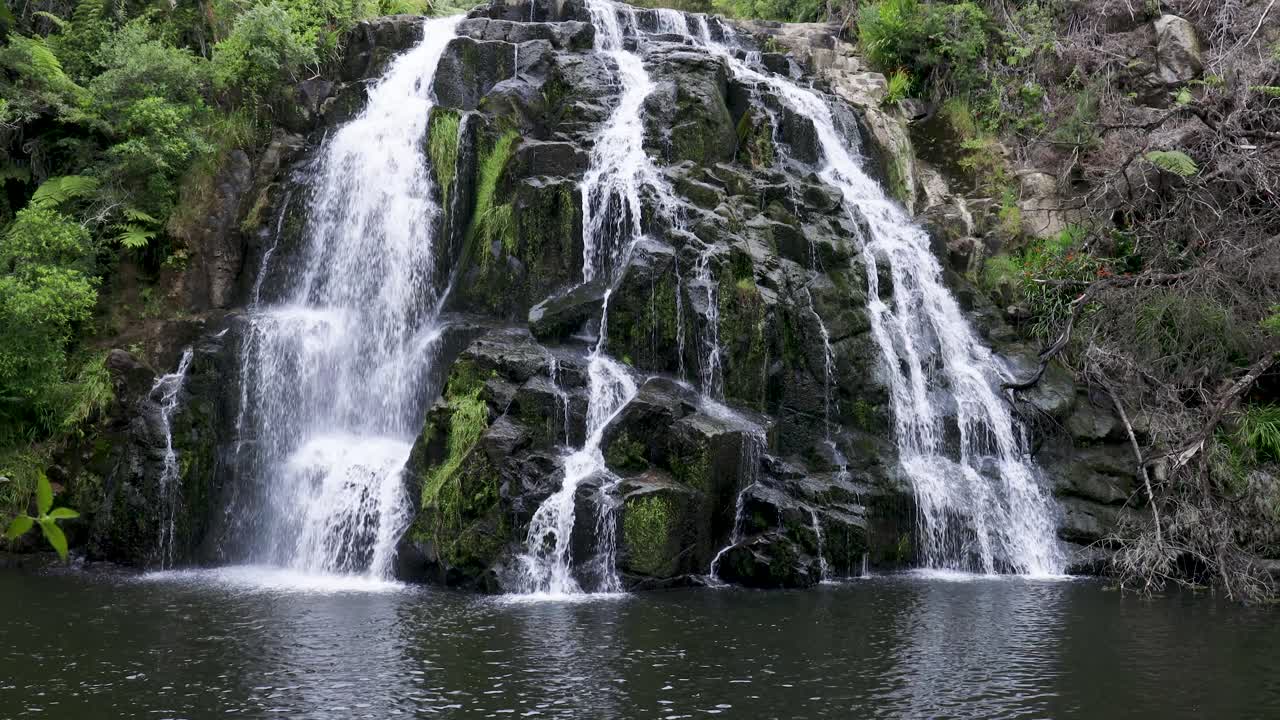 amplia toma reveladora de las cataratas owharoa cerca del desfiladero de karangahake en la península de coromandel de la isla norte de nueva zelanda