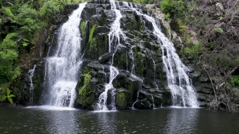 Amplia-Toma-Reveladora-De-Las-Cataratas-Owharoa-Cerca-Del-Desfiladero-De-Karangahake-En-La-Península-De-Coromandel-De-La-Isla-Norte-De-Nueva-Zelanda