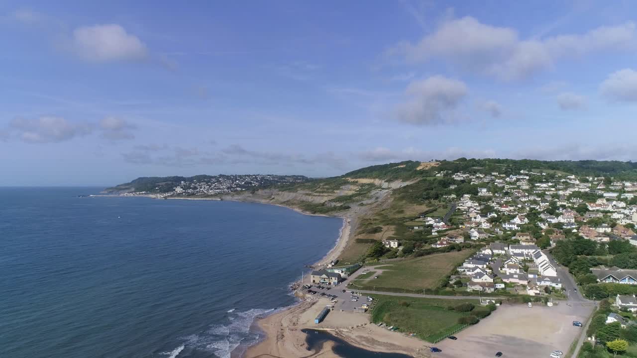 seguimiento aéreo hacia el pintoresco pueblo de charmouth en el corazón de la campiña de dorset