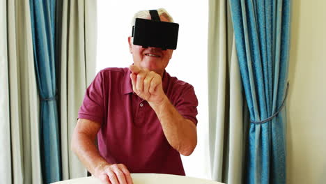 retrato de un hombre jubilado con gafas virtuales