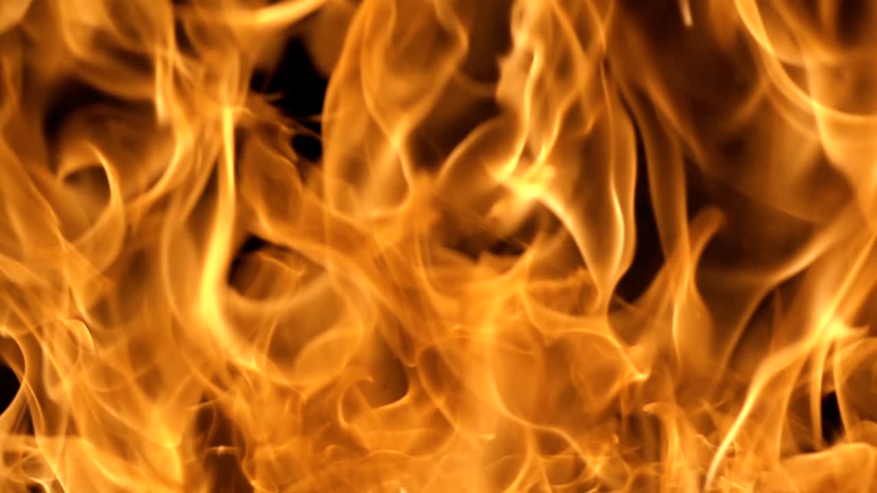 llamas de fuego sobre fondo negro en cámara lenta