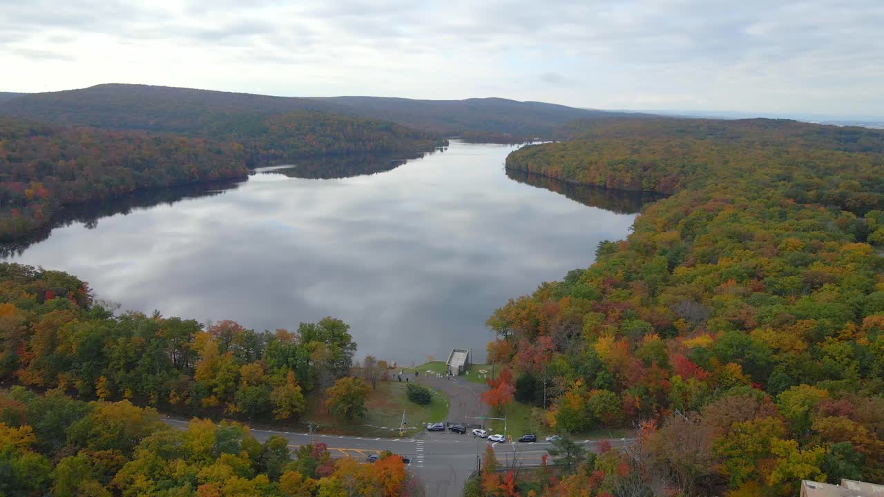 tomada aérea de un gran lago en wilkes barre, pensilvania durante el tiempo de otoño