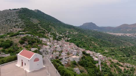 Vista-Aérea-De-La-Pequeña-Iglesia-Y-El-Pintoresco-Pueblo