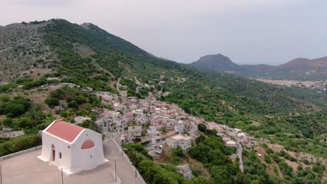 vista aérea de la pequeña iglesia y el pintoresco pueblo