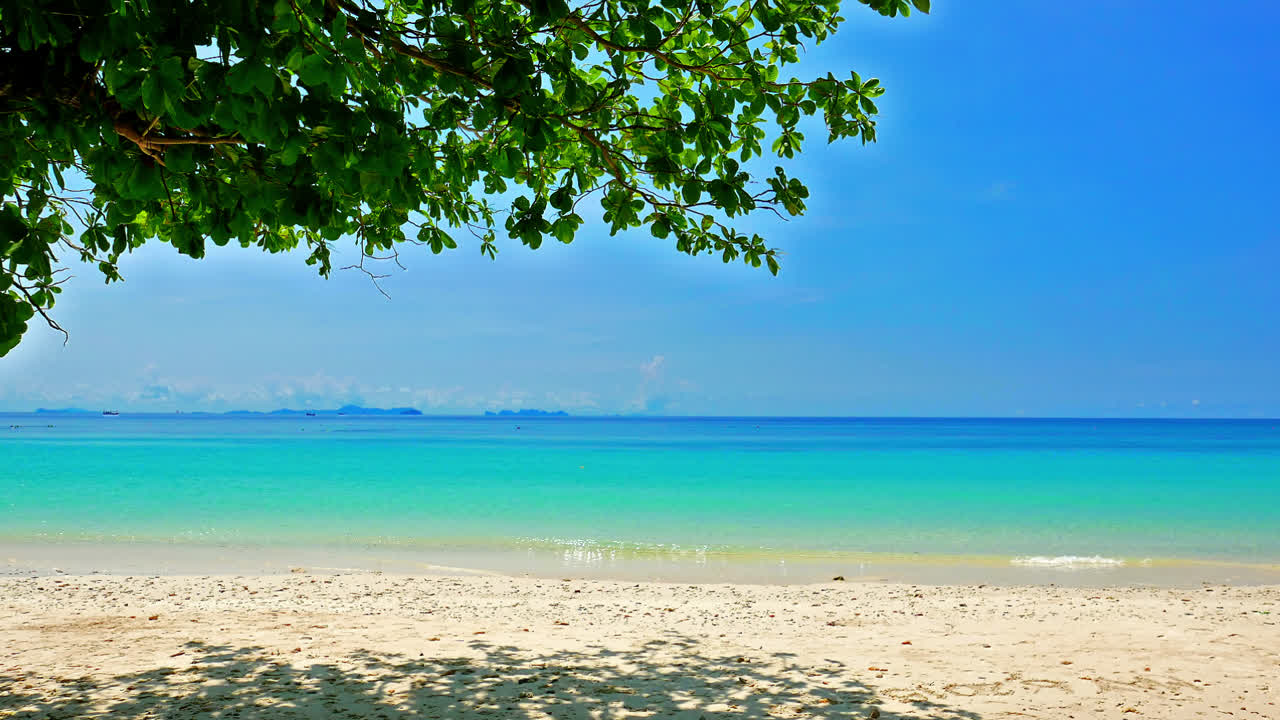 여행을 위해 파란 하늘을 둘러싼  구름과 함께 바다 바다 해변의 아름다운 풍경