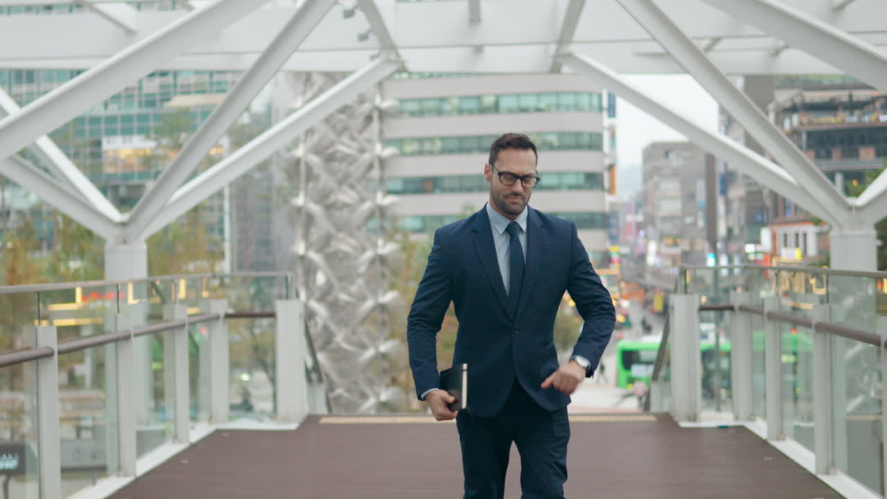 un hombre de negocios frustrado se retrasa, chequea el reloj, corre más allá de la cámara.