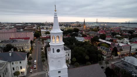 Órbita-Aérea-Lenta-Alrededor-De-La-Iglesia-De-St-Michaels-En-Charleston-SC,-Carolina-Del-Sur