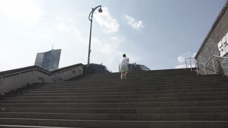 Ein-Sportler-Läuft,-Joggt-Auf-Einer-Brücke-Auf-Einer-Treppe-Am-Main-In-Frankfurt