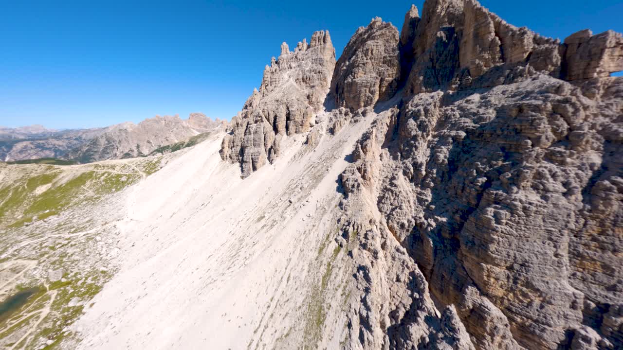 drone fpv volando alrededor de la montaña tre cime di lavaredo en los dolomitas, región de véneto, alpes italianos