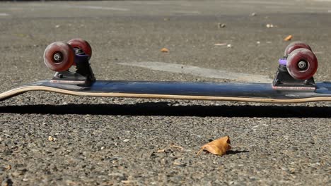 Skateboard-Auf-Dem-Parkplatz-Umgekippt,-Rechts-Extremsport-Dolly-Erschossen