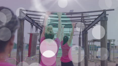 animación de manchas de luz blanca y candado sobre diversas mujeres en barras de monos en el entrenamiento del campamento de entrenamiento