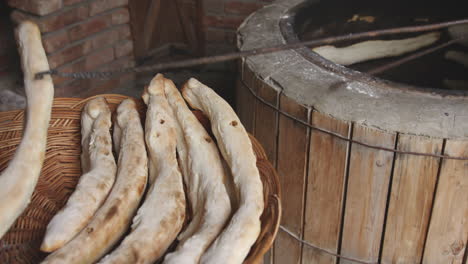 Frisch-Gebackene-Shotis-Puri,-Shoti-Brot-Aus-Dem-Traditionellen-Tonofen