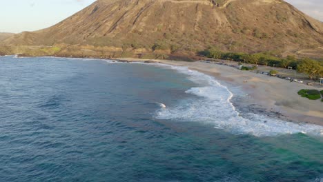 Koko-Head-Sandstrand-Oahu-Hawaii-Luftrückzug-Zeigt-Rollende-Wellen