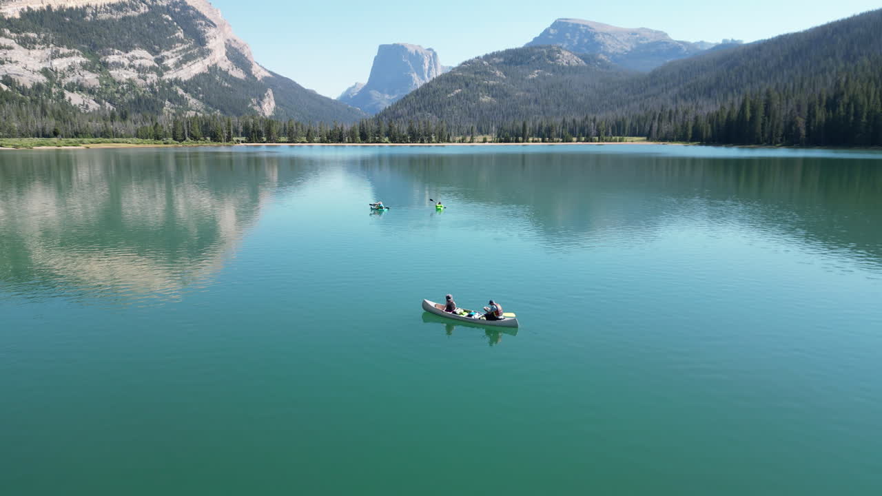 gente en canoas flotando en aguas tranquilas de lagos de río verde en wyoming