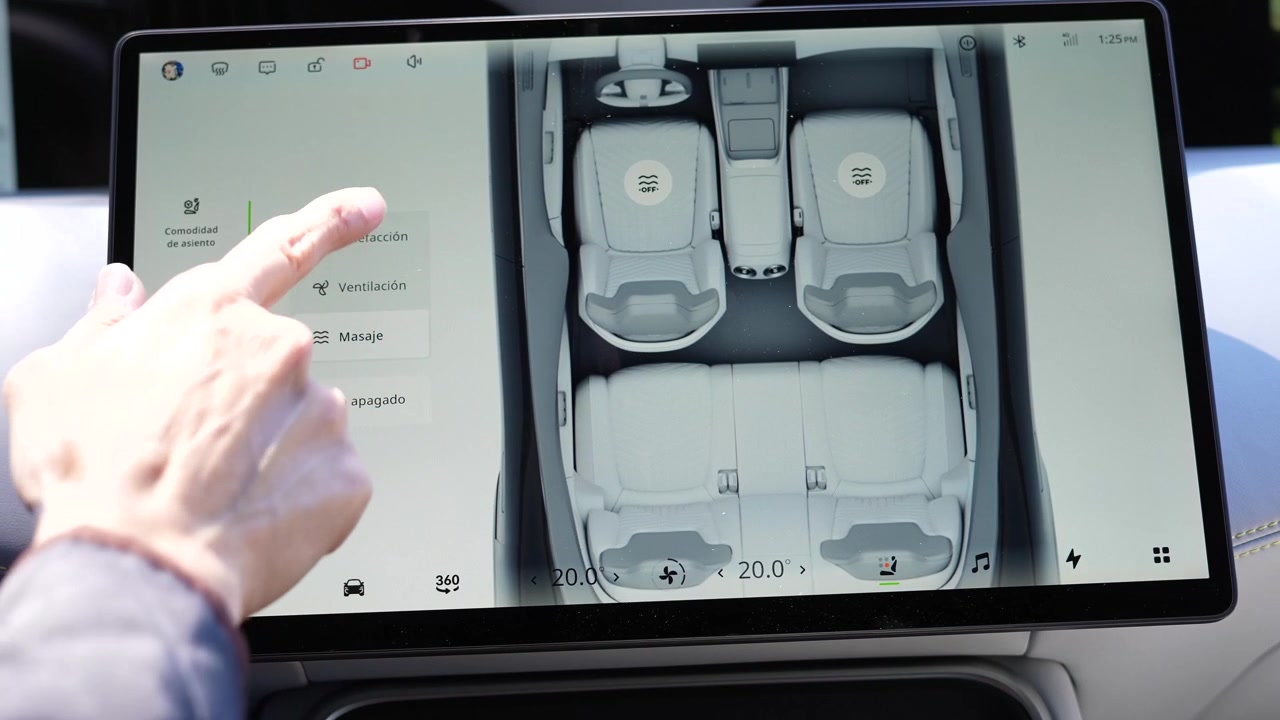 Utente con sistema di infotainment a bordo di un veicolo elettrico Avatr 11. Dimostra il controllo touch e un design moderno dell'interfaccia utente. Ideale per la tecnologia automobilistica e i concetti di interfaccia digitale.